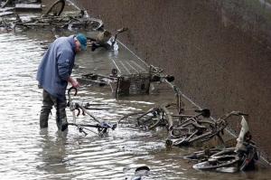 Кладбище скутеров и велосипедов в центре Парижа