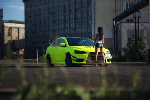 Девушка скучает