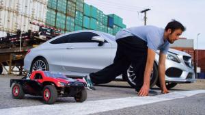 Mercedes-Benz C-Class ввязался в гонку с мастером паркура и радиуоправляемой моделью