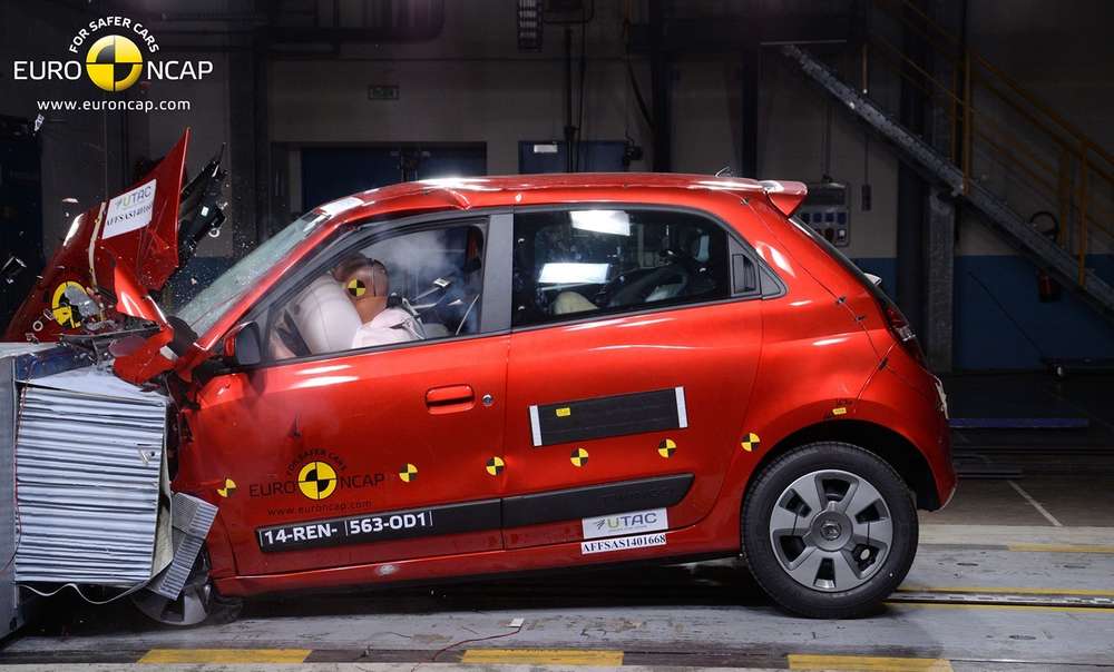 Компактные городские хэтчбеки Renault и Toyota прошли краш-тесты