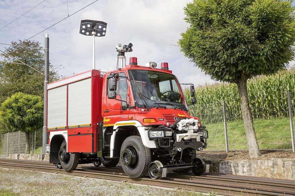 Mercedes Unimog превратился в дизельный локомотив