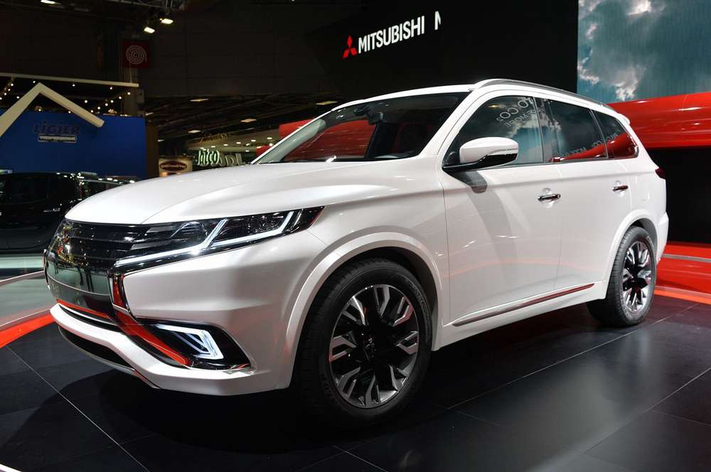Mitsubishi Outlander с двумя электромоторами