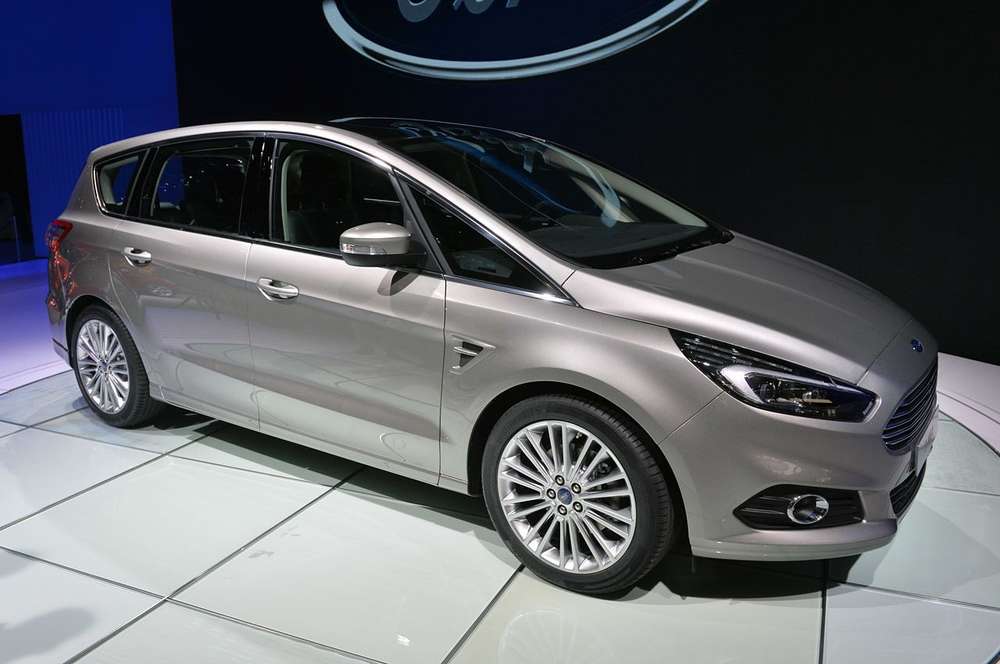 В рамках автосалона в Париже показали новый Ford S-Max