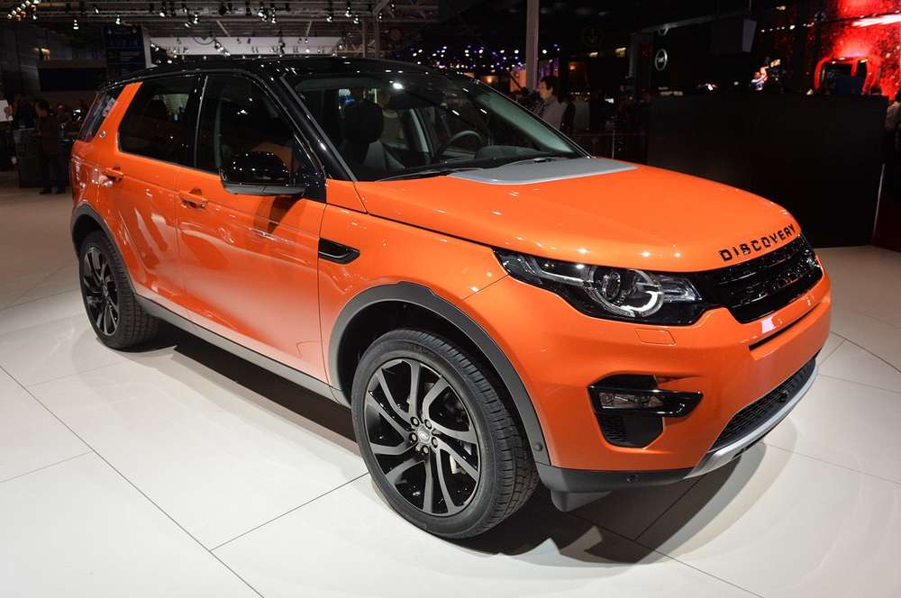 Land Rover привез на парижский автосалон новый Discovery Sport