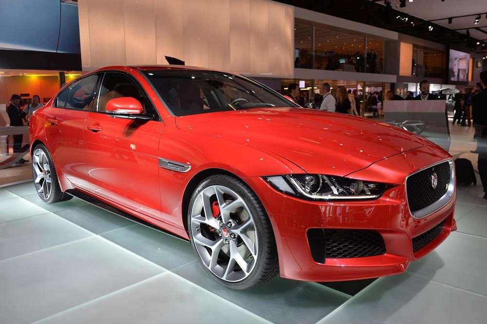 Во французской столице показали Jaguar XE