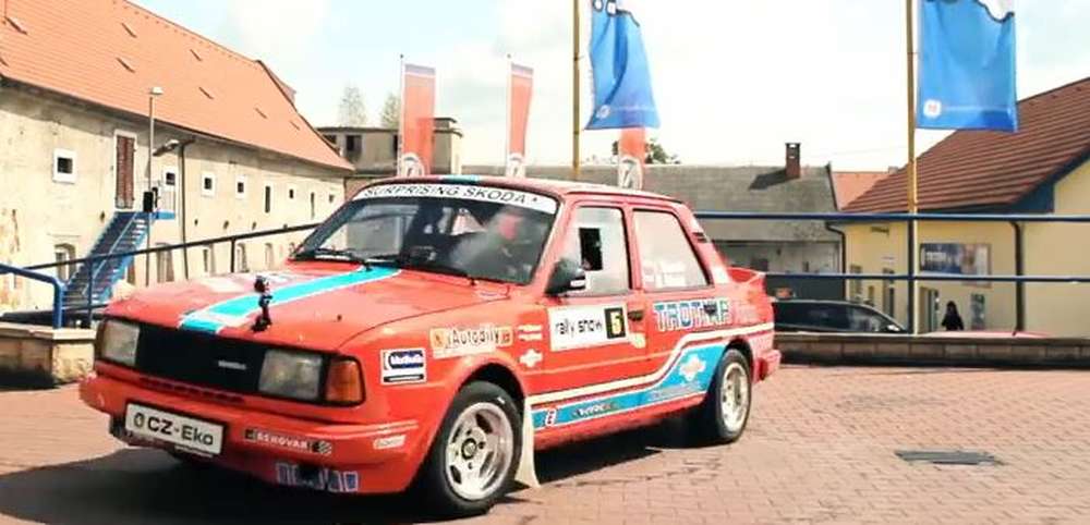 Skoda 130 LR дрифтует на парковке