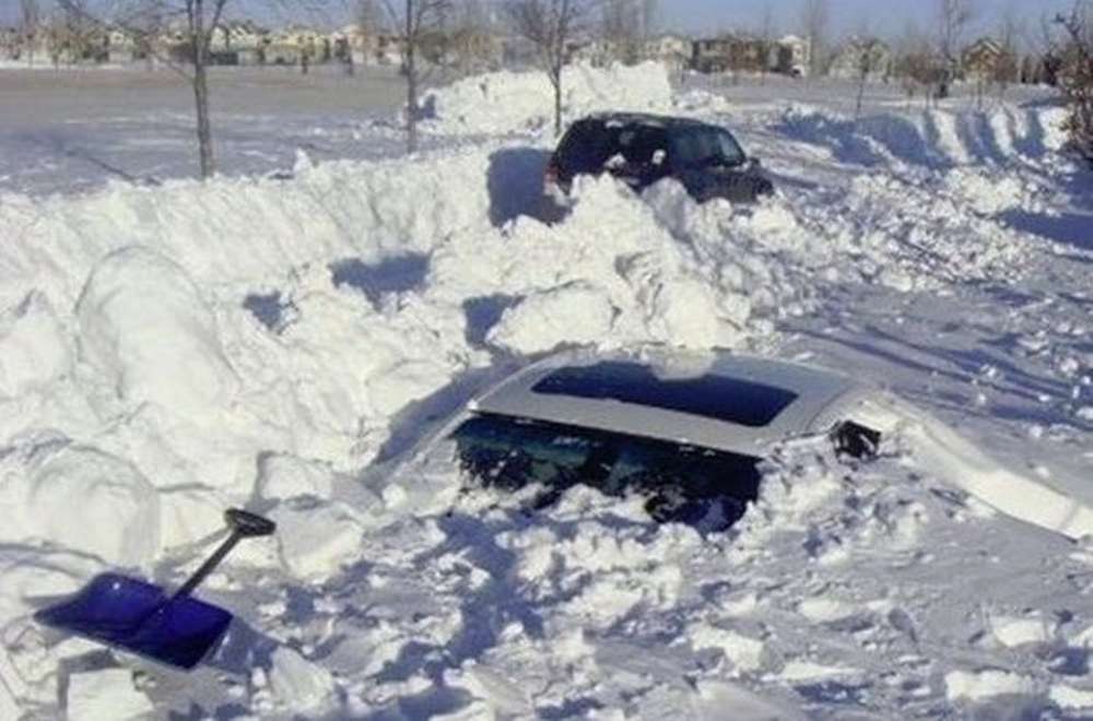 Откопала или откапала. Машину засыпало снегом. Машина завалена снегом. Машина под сугробом. Машину занесло снегом.
