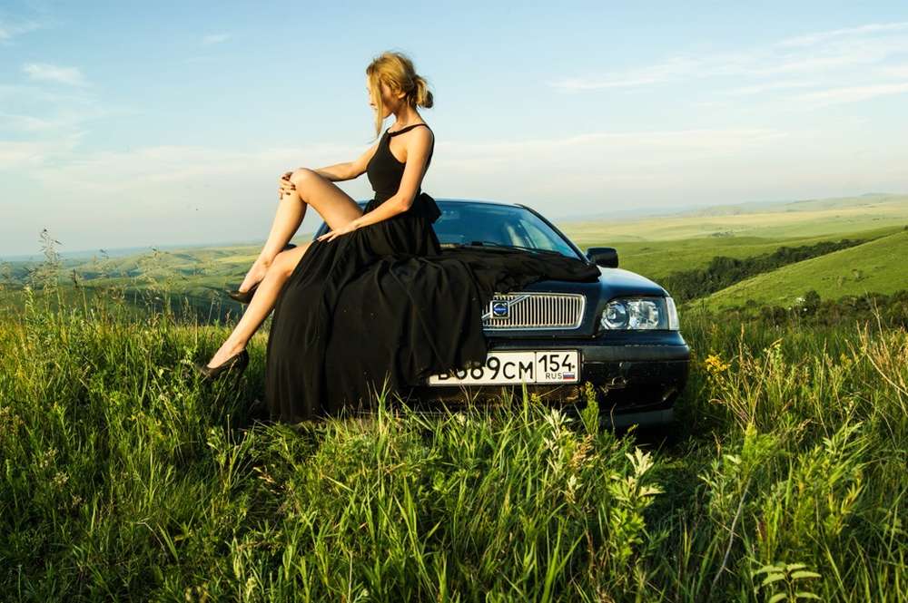 Бескрайняя поляна, Volvo и красотка