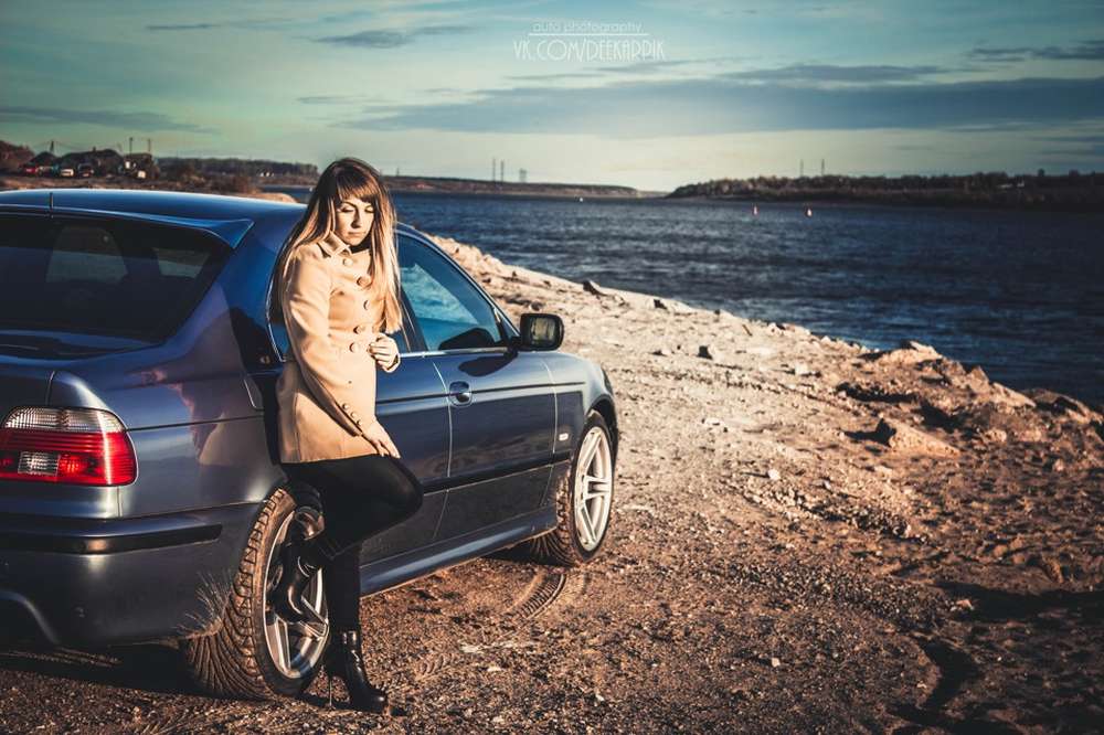 Е около. БМВ е39 и девушки. BMW e39 girl. BMW e39 с девочками. БМВ 5 е39 с девушкой.