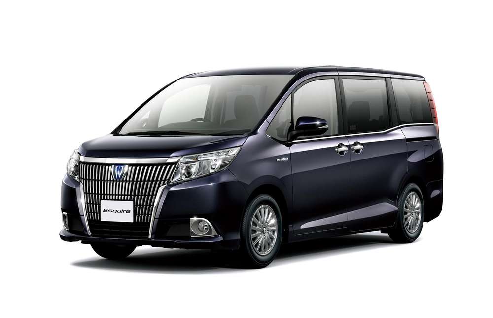 В Японии представлен минивэн люкс-класса Toyota Esquire