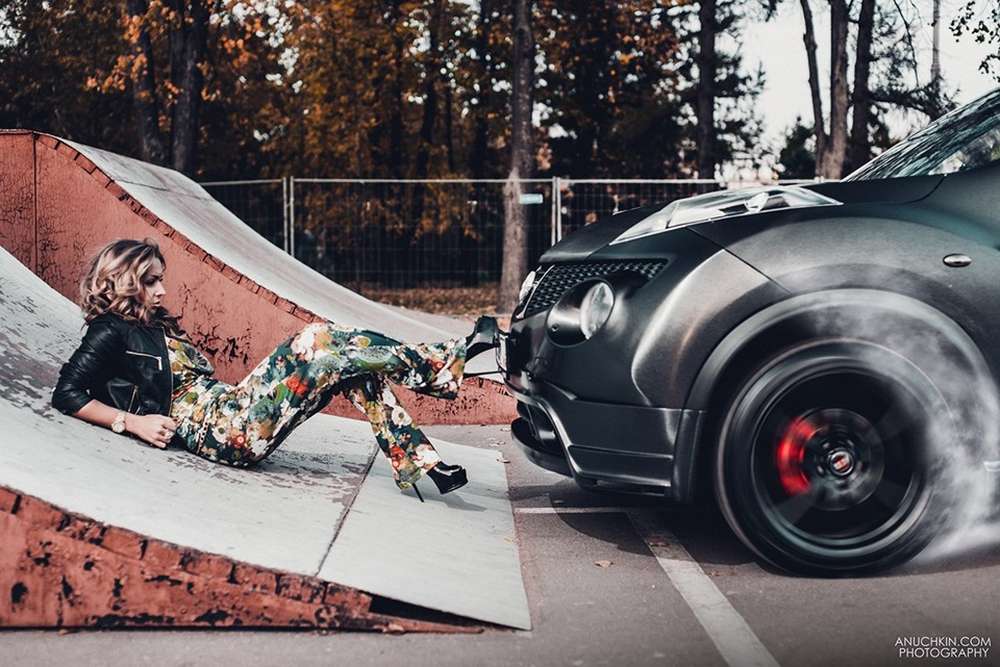 Милая девушка и ее верный конь Nissan Juke