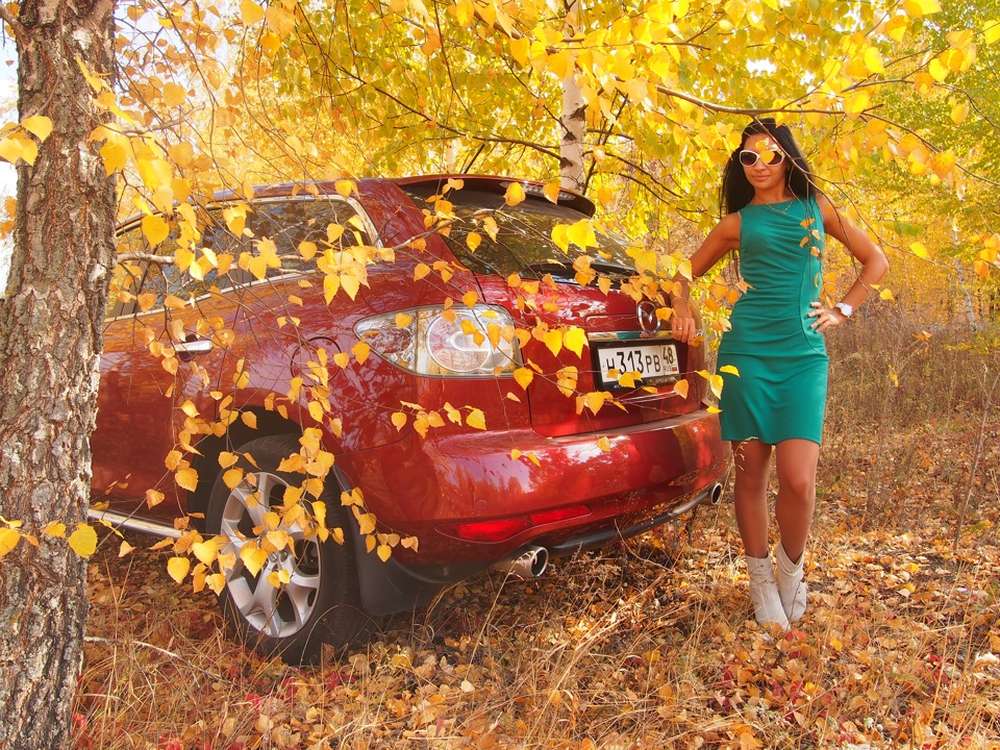 Фото девушки с машиной в лесу