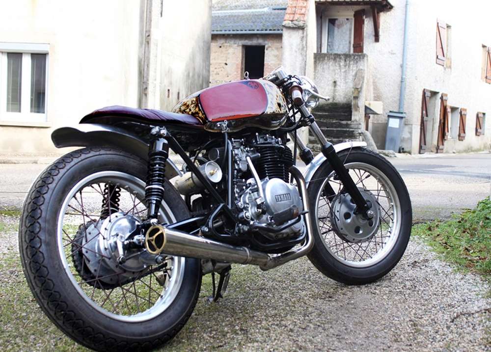 Кафе рейсер Yamaha XS400 из французской мастерской