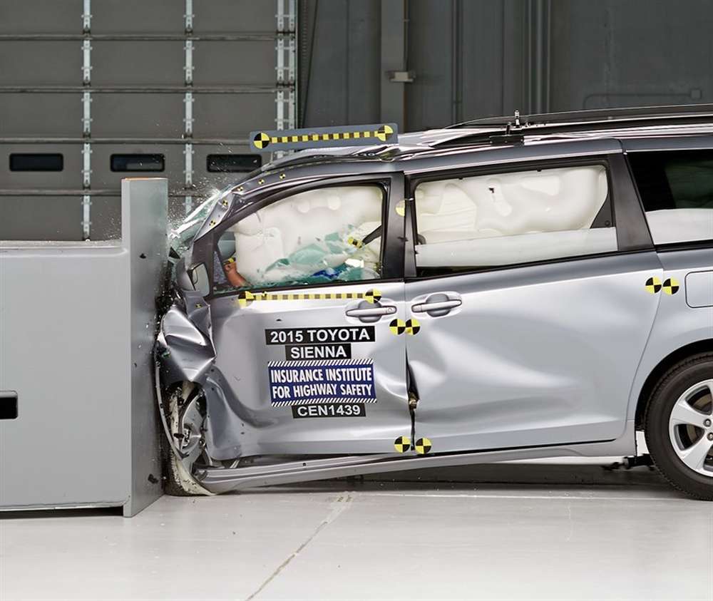 Toyota Sienna обошла на краш-тесте с малым перекрытием три другие минивэна