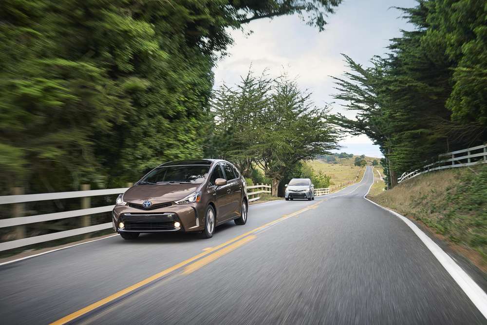 Toyota подвергла обновлению компактвэн Prius