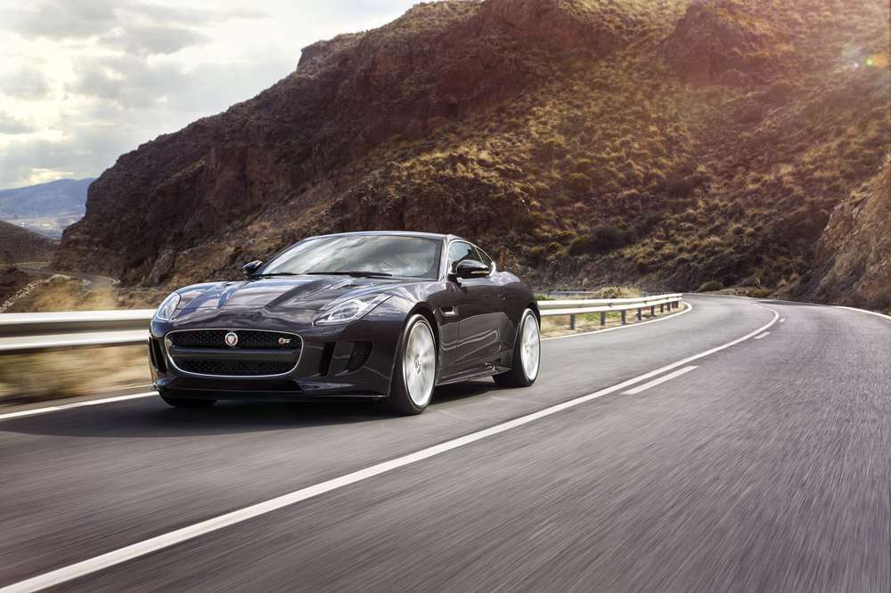 Jaguar демонстрирует полноприводное купе F-Type