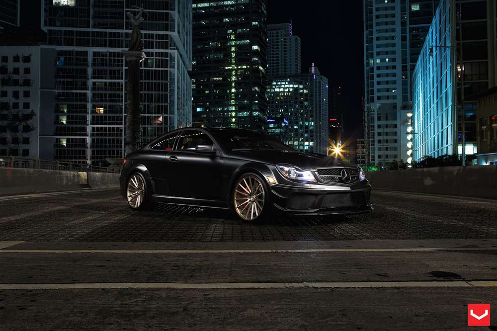 «Заряженный» Mercedes-Benz C63 Black Series встал на диски Vossen