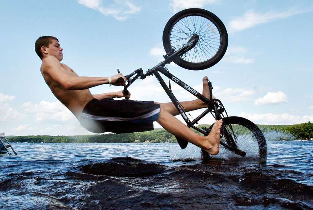 Слезть с велосипеда. Смешные велосипеды. Велосипед на воде. Смешной велик. Самый прикольный велосипед.