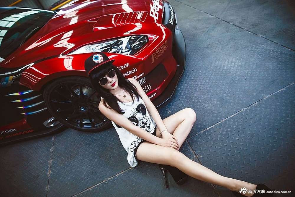Nissan GT-R с загадочной китайской девушкой