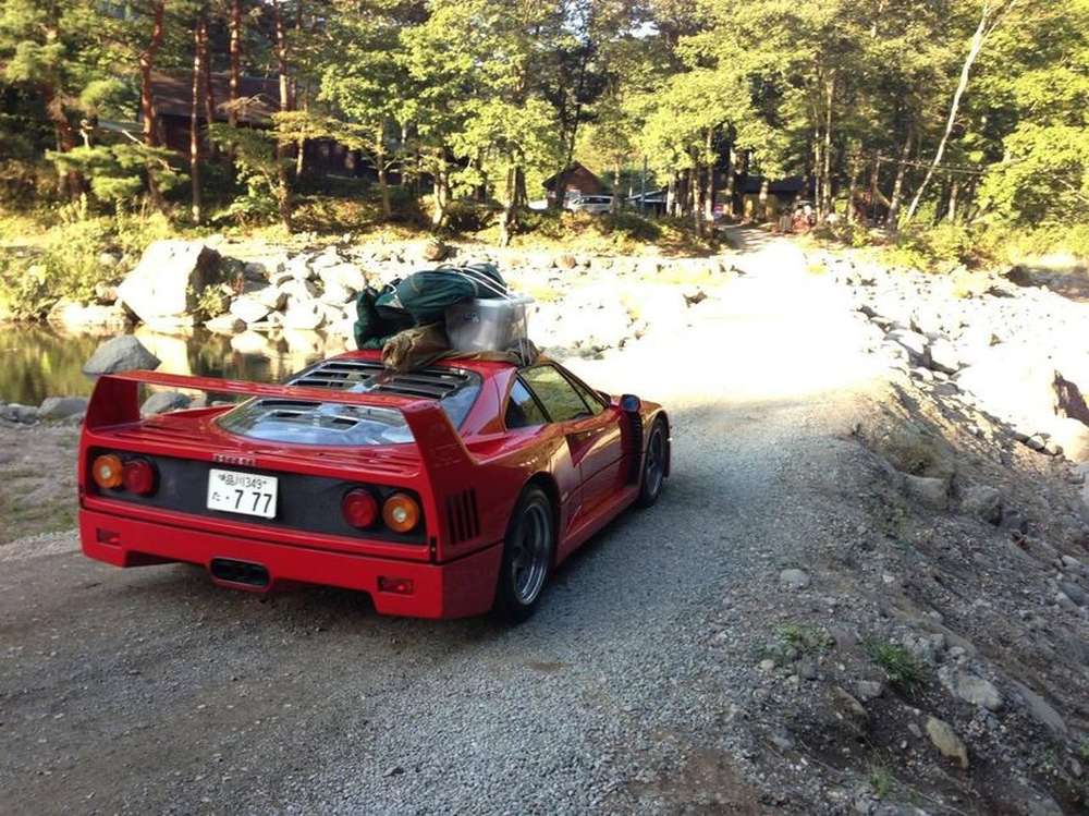 Молодой японец с друзьями решил отправиться в поход на Ferrari