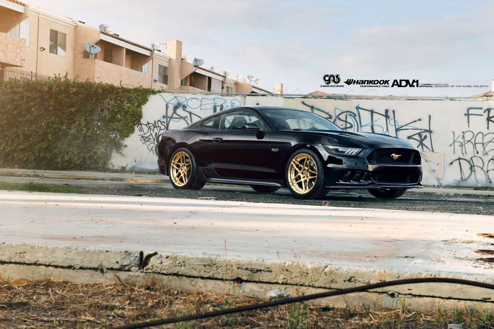 Ford Mustang «обулся» в золотистые диски