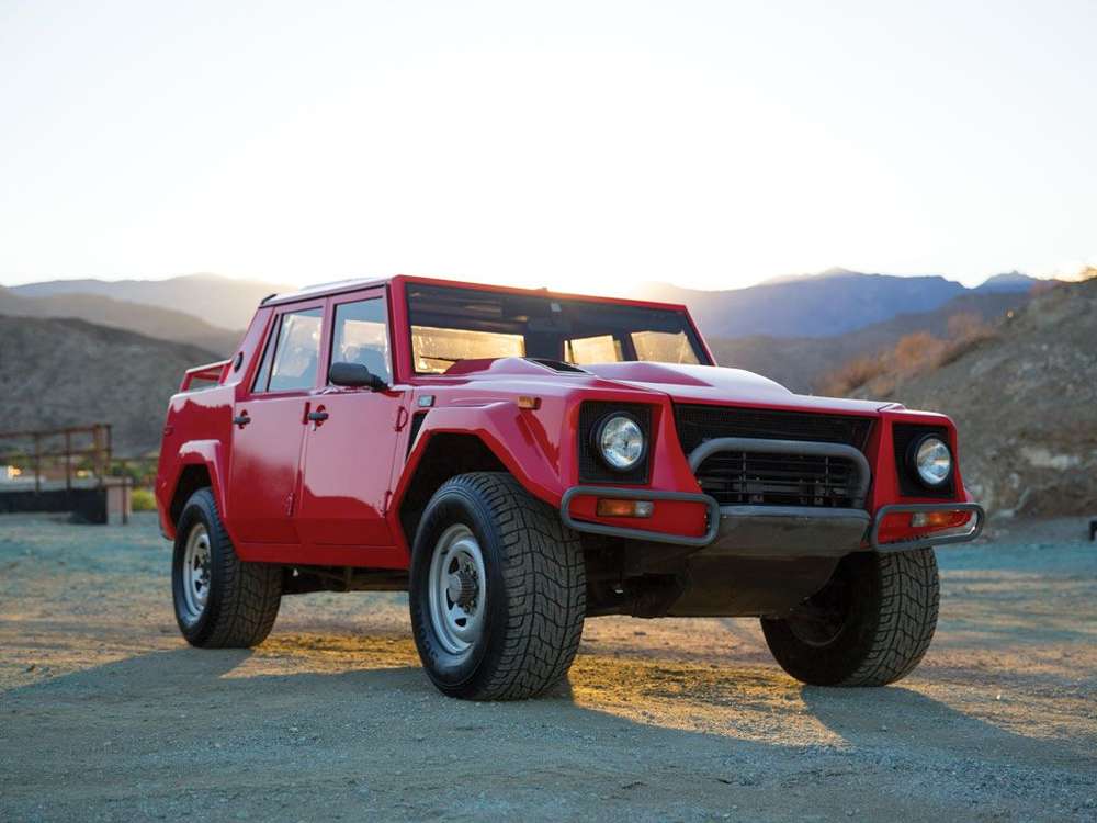 Lamborghini LM002 красного цвета будет продан на аукционе