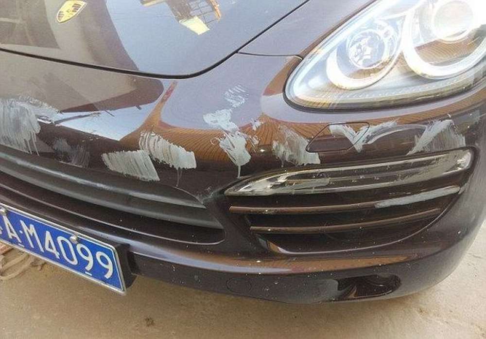 Ребенок из Китая раскрасил Porsche Cayenne