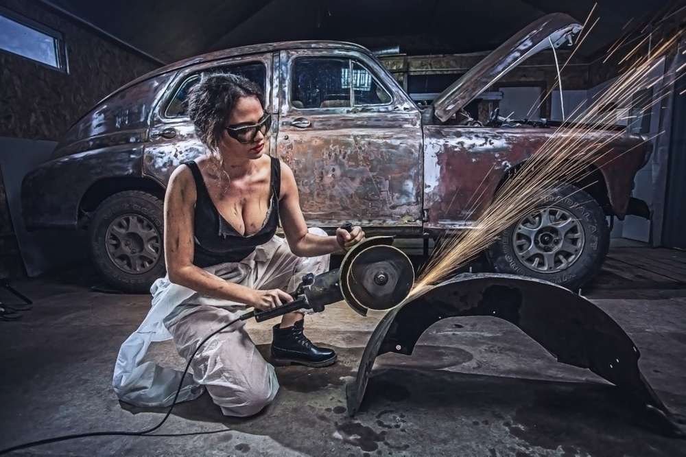 В мастерской...