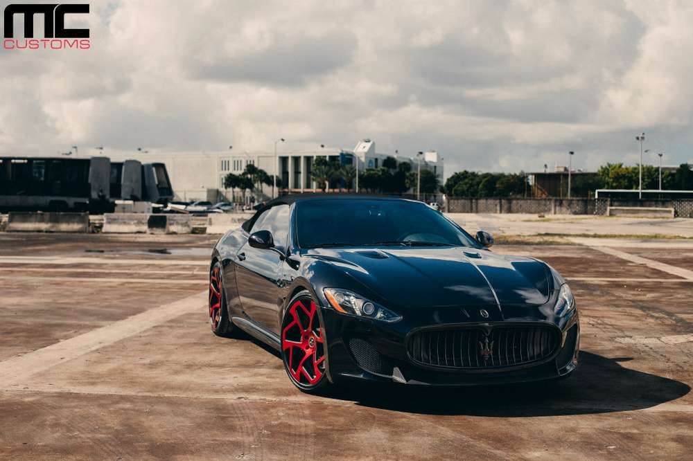 Maserati GranTurismo: футуристичный черно-красный