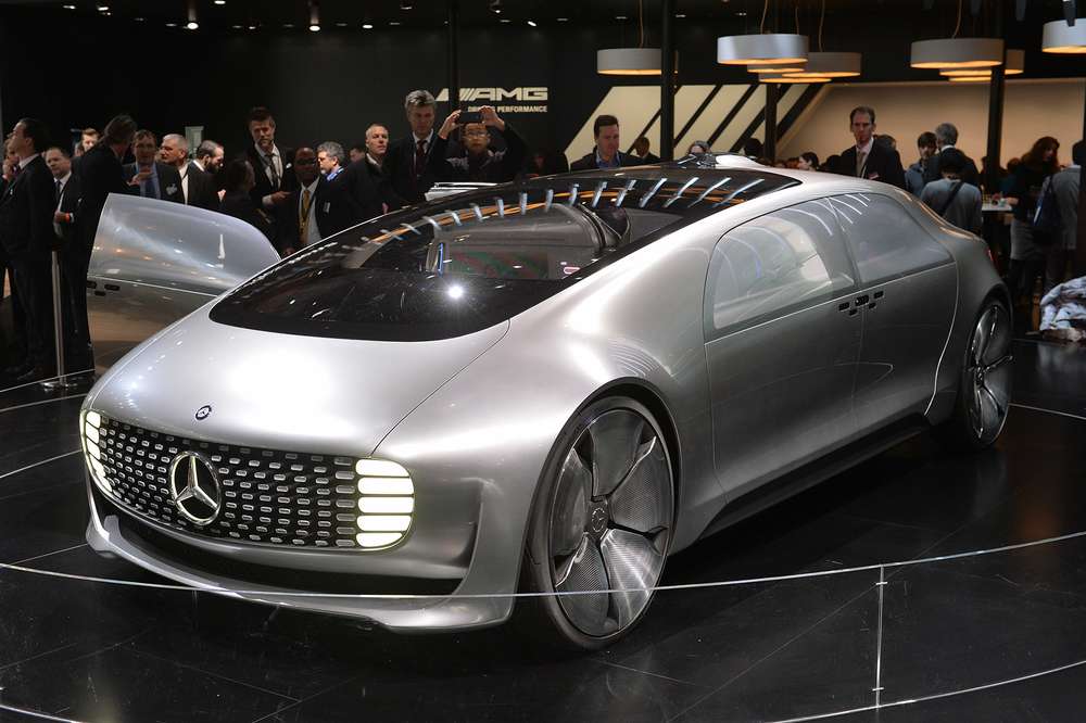 Взгляд в будущее: Mercedes-Benz F 015 – беспилотник на дороге