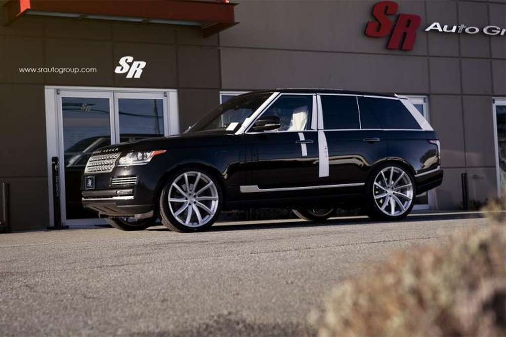 Черный Range Rover и 24-дюймовые диски PUR RS08