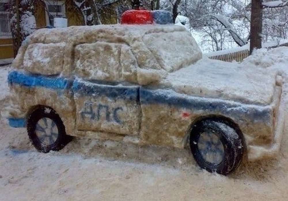 Машина в писюне. Машинка из снега. Машина в виде члена. Полицейская машина из снега. Снеговик на машине.