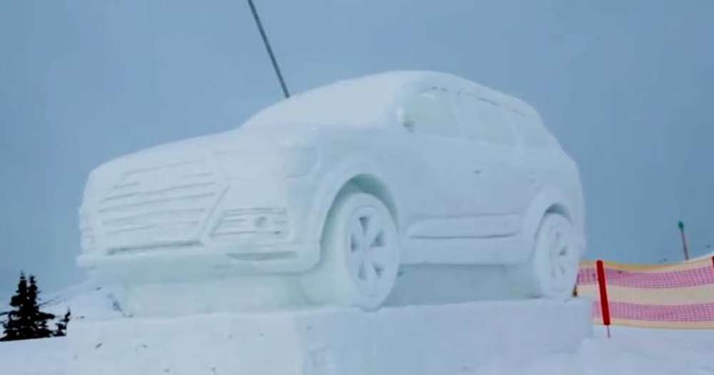 Зима за окном: скульпторы создали снежную модель кроссовера Audi Q7