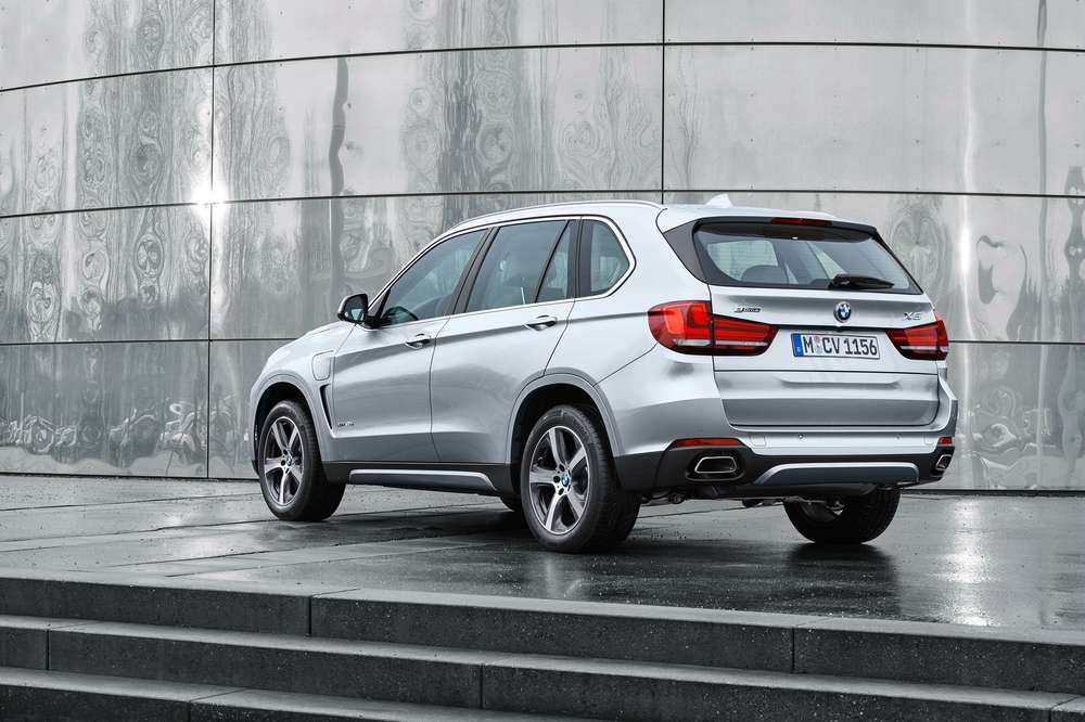 Кроссовер BMW X5 получил гибридный привод
