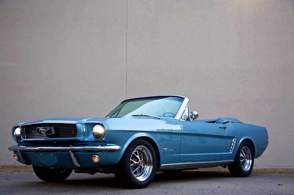 Реплика Ford Mustang от Revology Cars