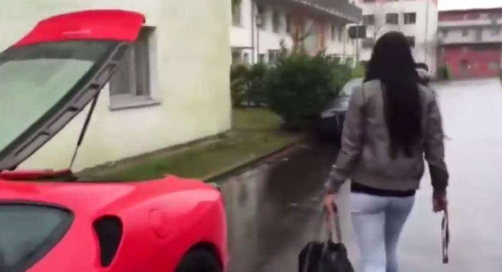 Девушка не нашла, где у Ferrari багажник
