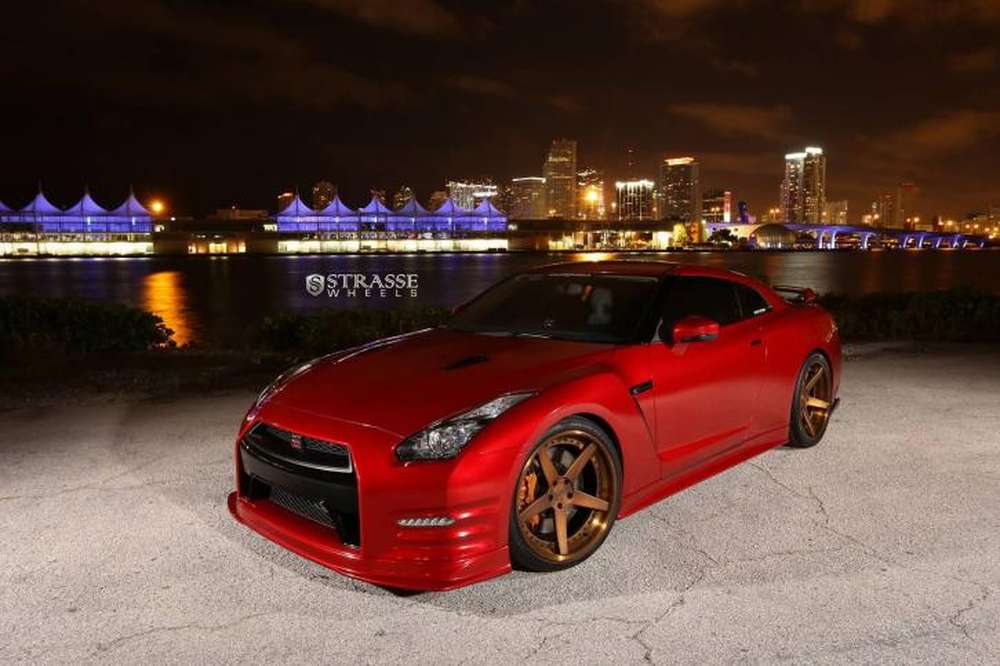 Nissan GT-R на эксклюзивных дисках