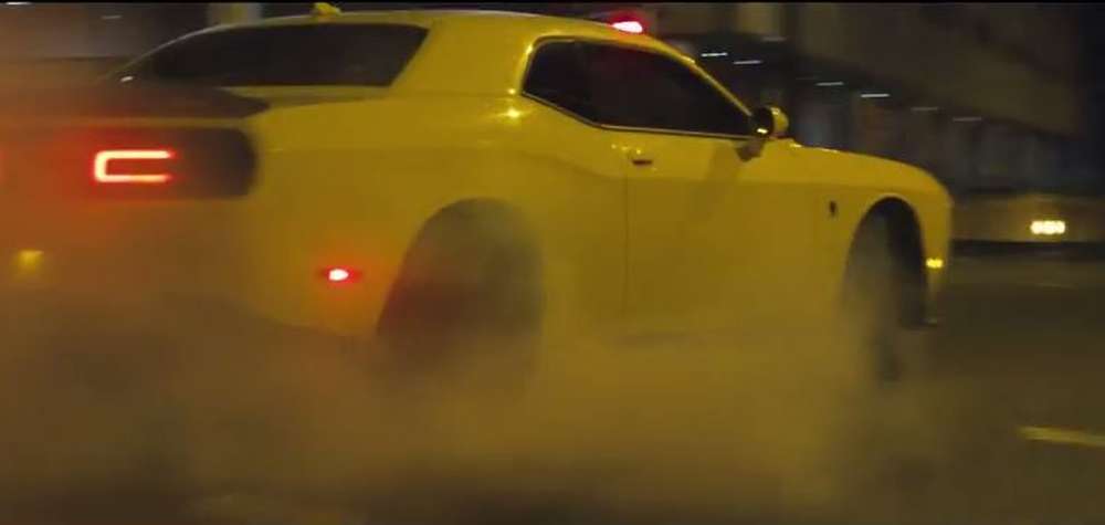 Воздушный дрифт на Dodge Challenger