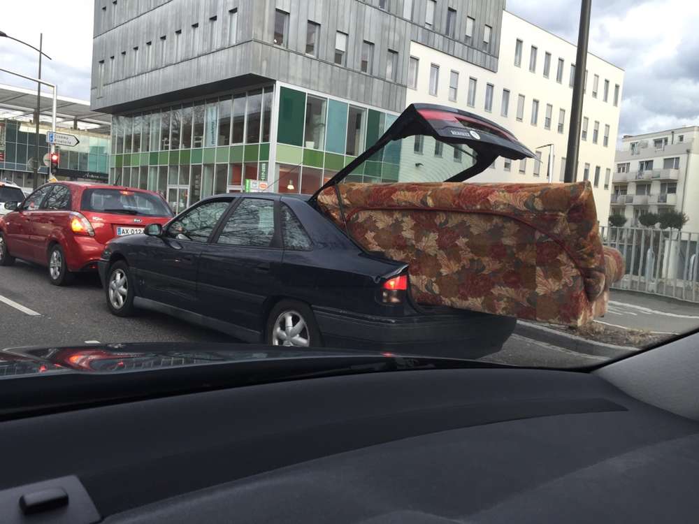 Машина с грузом на крыше. Нагруженная машина. Груженая машина. Ваз 2104 груженый на багажники. Машина нагруженная мешками.