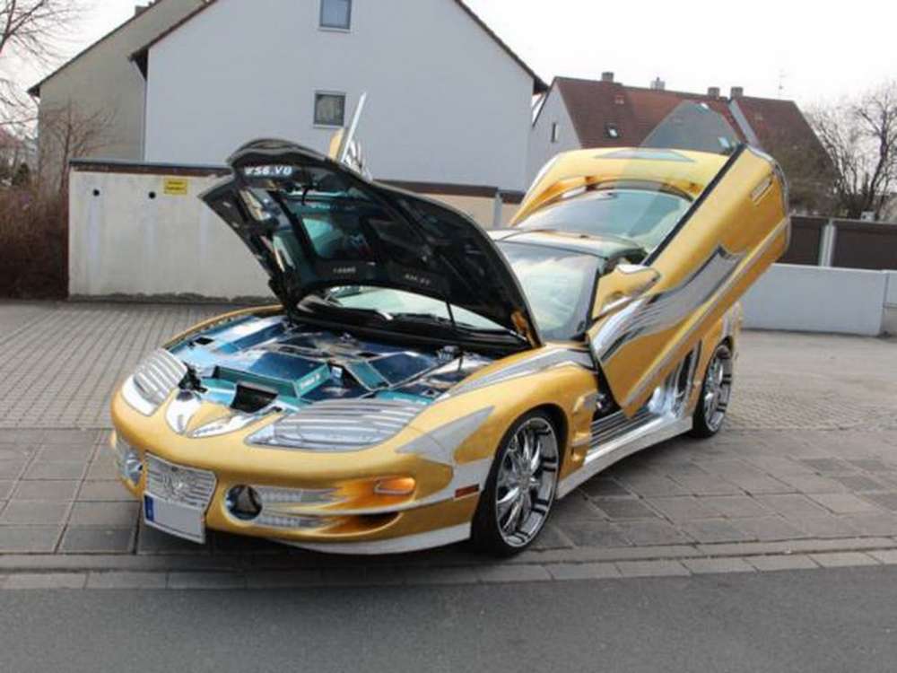 Золотой Pontiac в обрамлении страз
