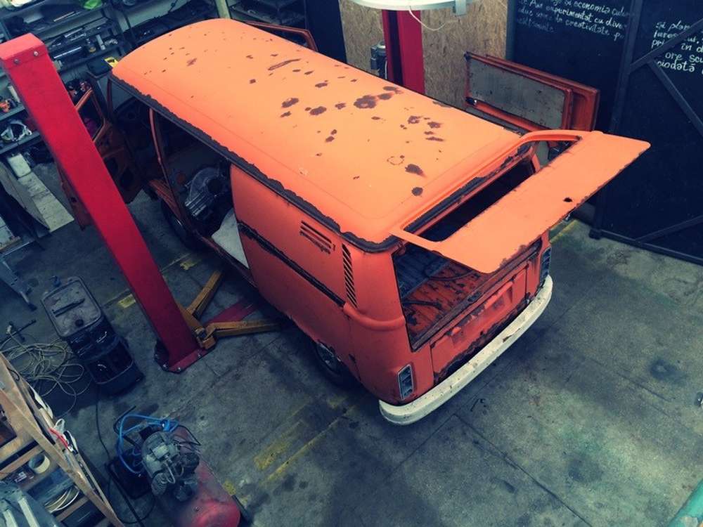 В Румынии из старого VW T2 передвижную радиостанцию