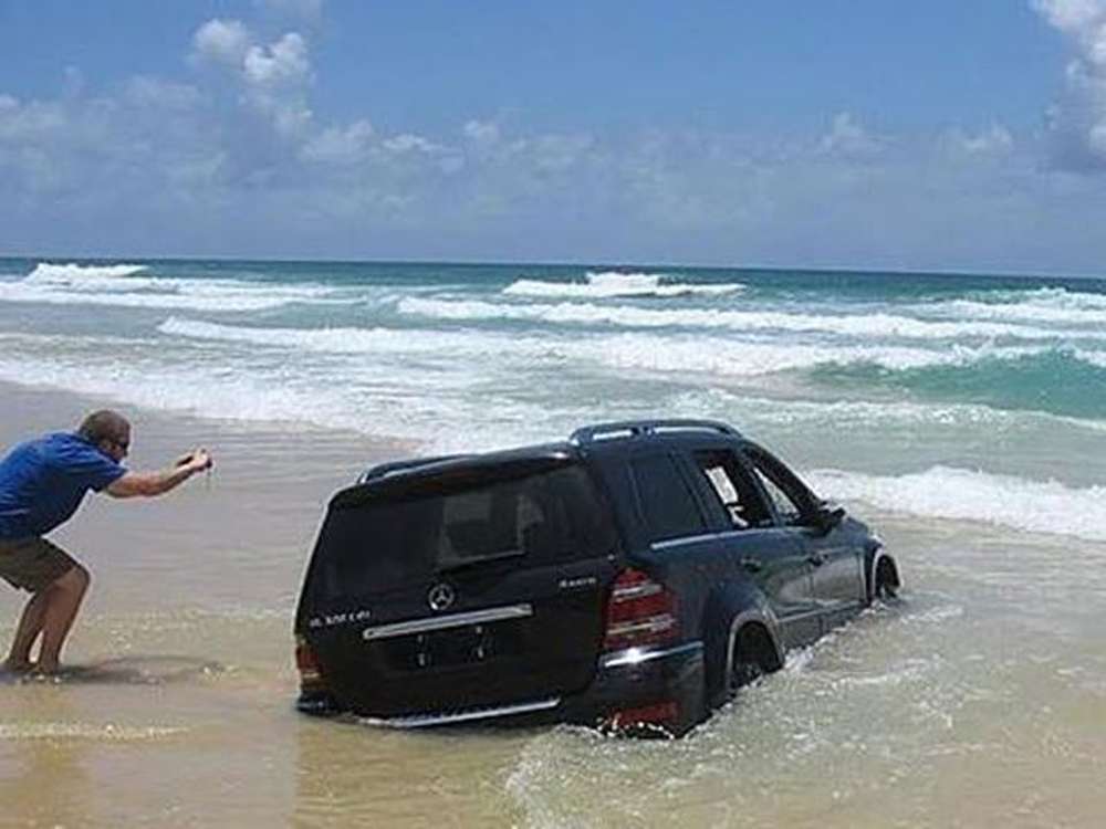 Куда поехать на машине на море. Автомобильный пляж. Едем на море на машине. BMW на пляже. Джип возле моря.
