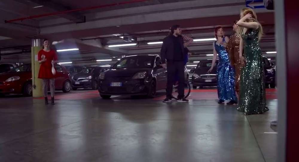 Nissan учит покупателей парковке