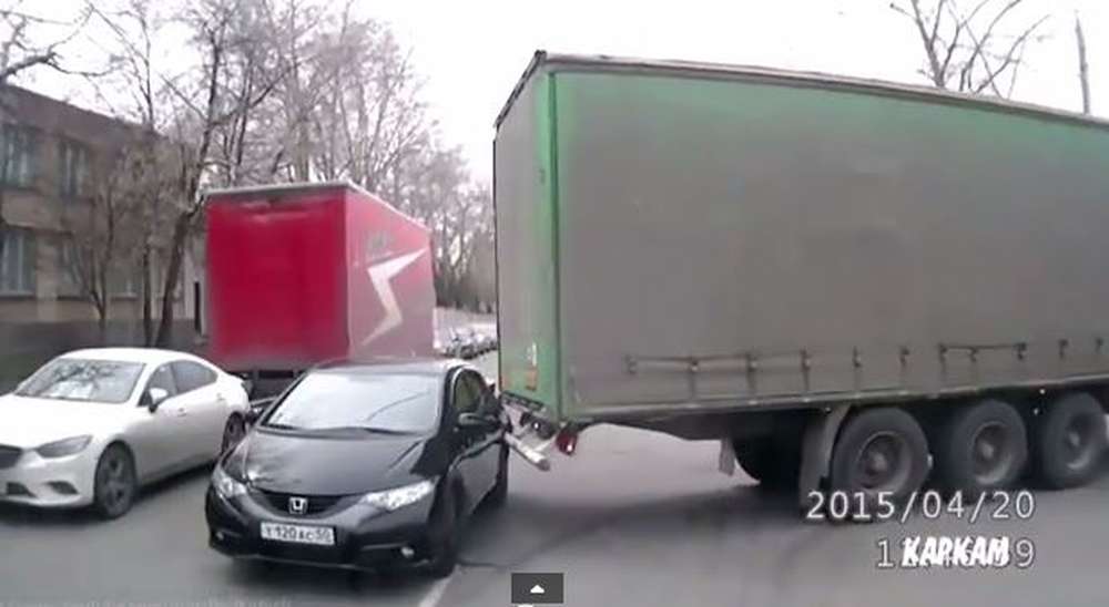 Поехали со мной? Фура зацепила легковой автомобиль и потянула его за собой