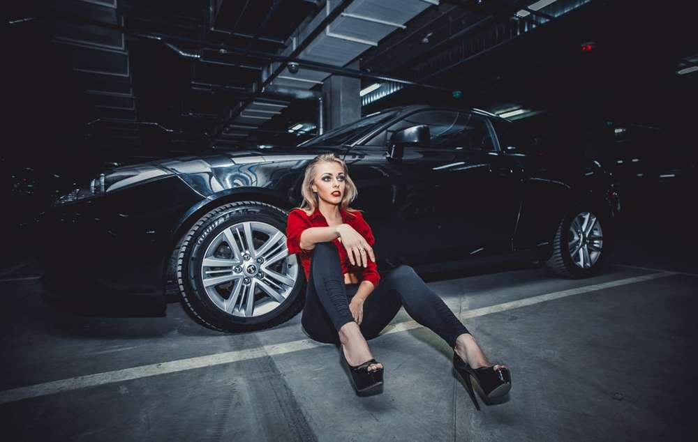 Кажется у нее сломался автомобиль!