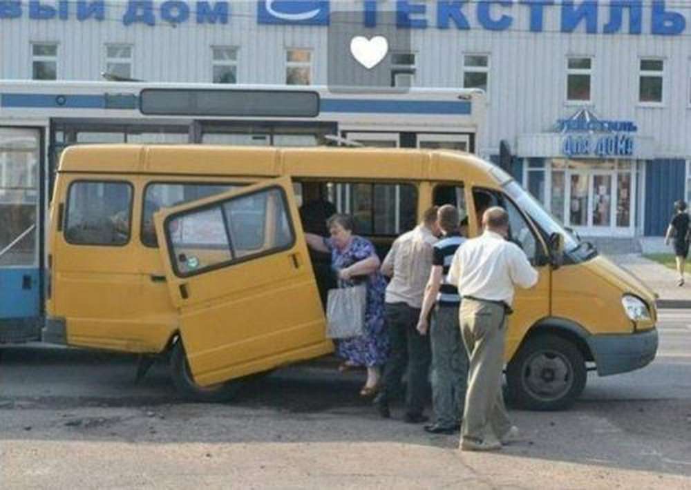 газель некст пассажирская задняя дверь. маршрутка со сломанной дверью.