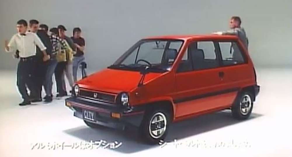 Honda City, камера, газировка и мопед
