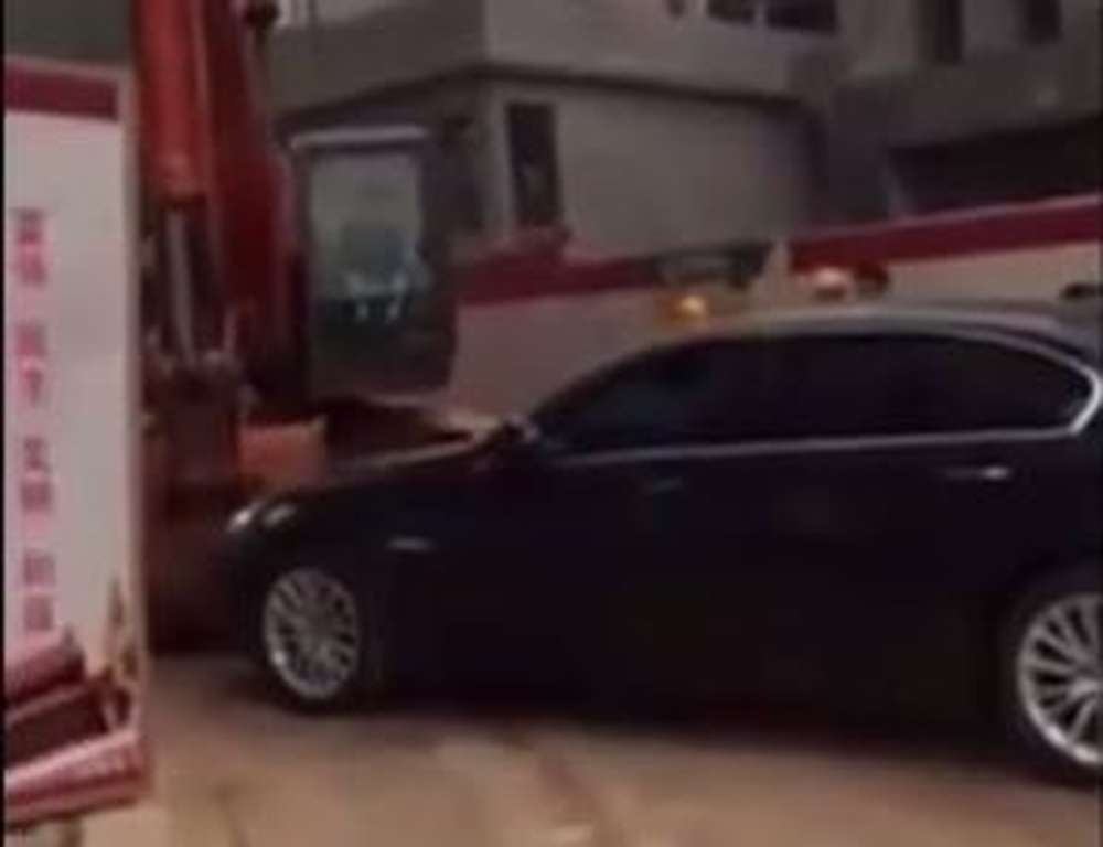В Китае с незаконными парковками борется экскаватор