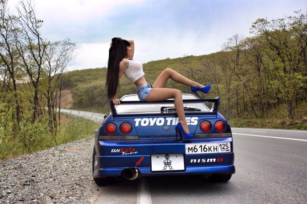 R34 girl. Nissan Skyline r34 с девушкой. Nissan Skyline GTR девушка. Ниссан Скайлайн 34 с девушкой. Nissan Skyline r33 и девушка.