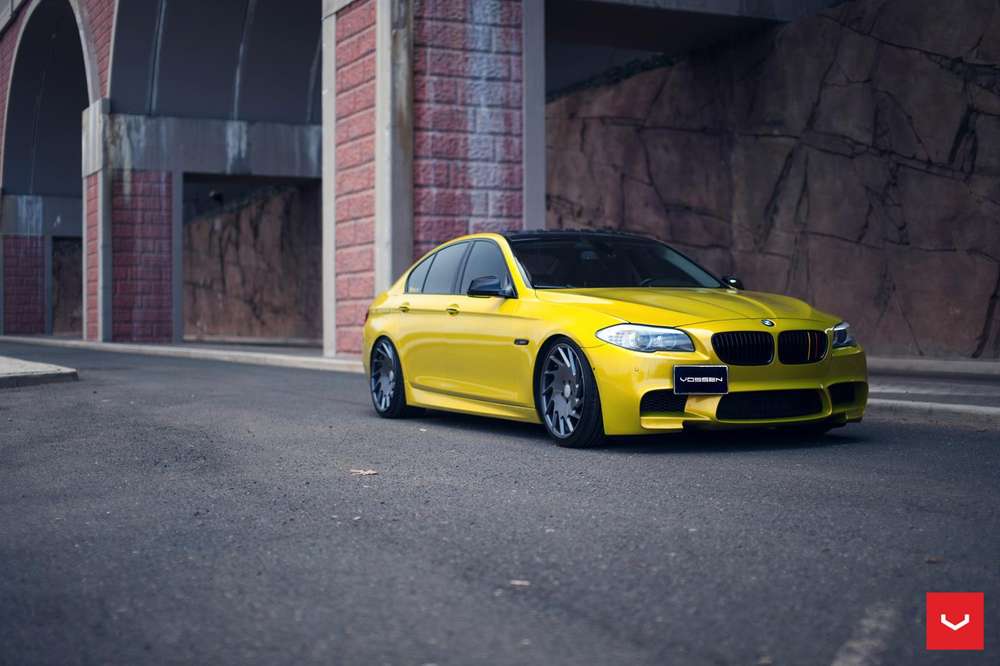 BMW М5 в желтом цвете и на новых дисках